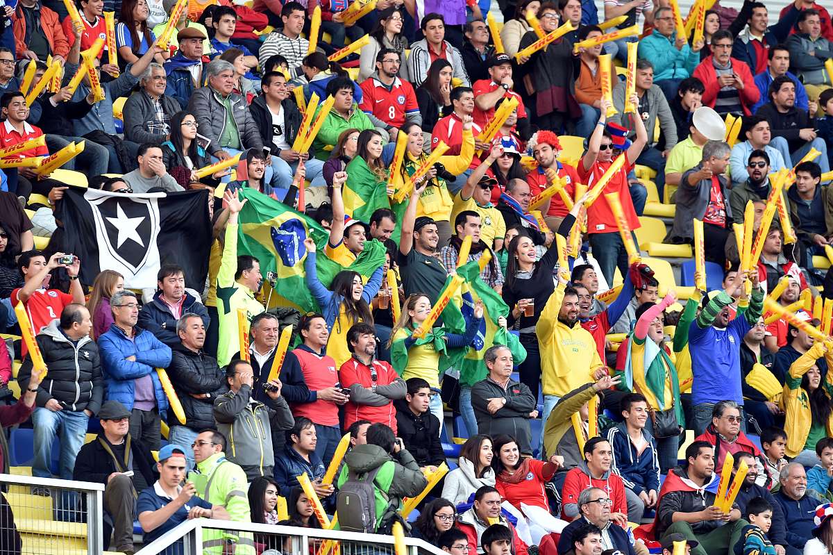 关于国内足球联赛临近揭幕，球迷热情高涨的信息