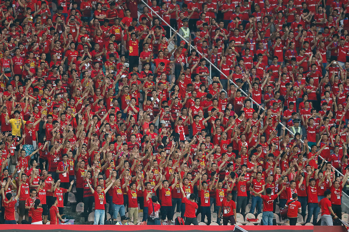 包含热刺打破进球荒，拜仁球迷集体高唱助威！的词条