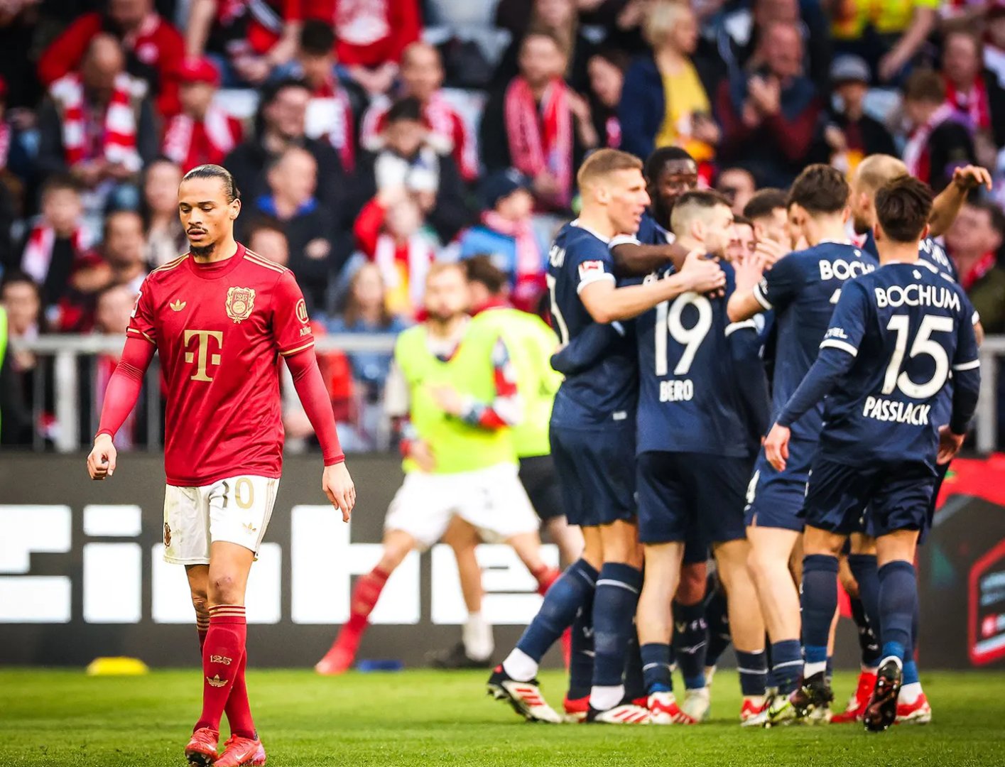  费德勒回归赛场，连败首场状态亮眼，拜仁观众沸腾！